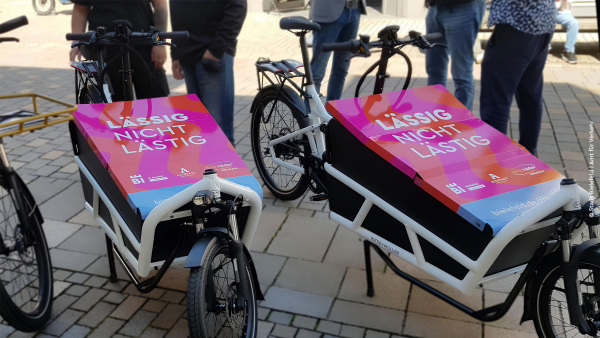 Zwei Lastenräder im Design der Kampagne "Bielefeld fährt Rad"